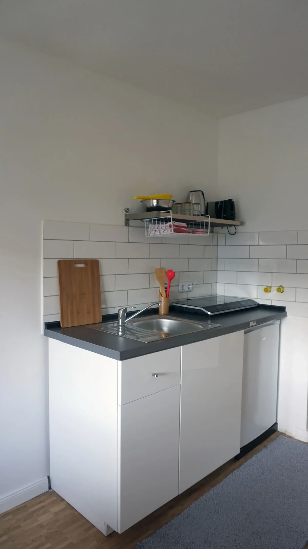 Helles 1-Zimmer-Apartment mit Wohnküche und Blick in den begrünten Innenhof · Bild 5