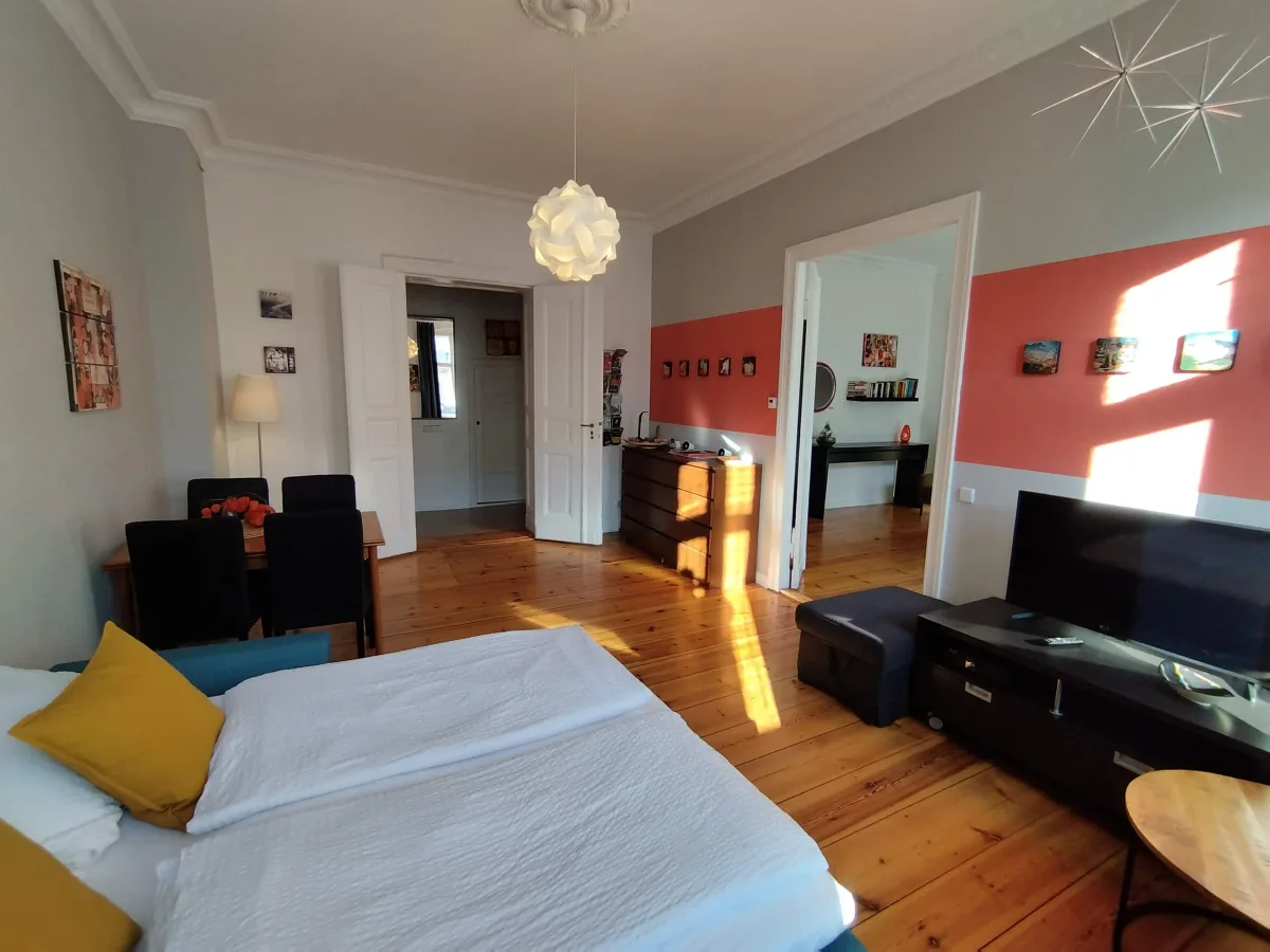 Helle 2-Zimmer-Altbauwohnung mit Stuck und Dielen am Helmholtzplatz · Bild 5