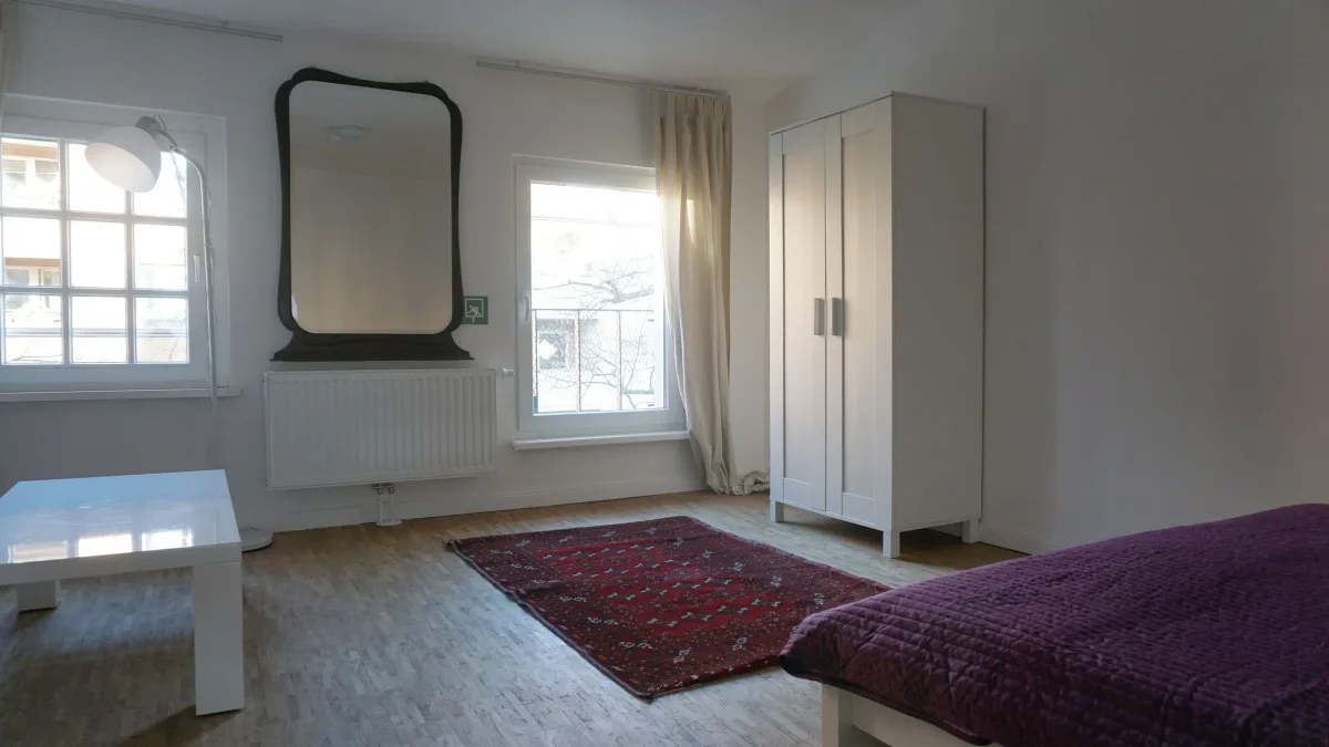 Helles 1-Zimmer-Apartment mit Wohnküche und Blick in den begrünten Innenhof · Bild 4