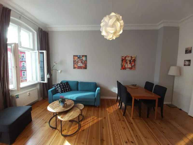 Helle 2-Zimmer-Altbauwohnung mit Stuck und Dielen am Helmholtzplatz