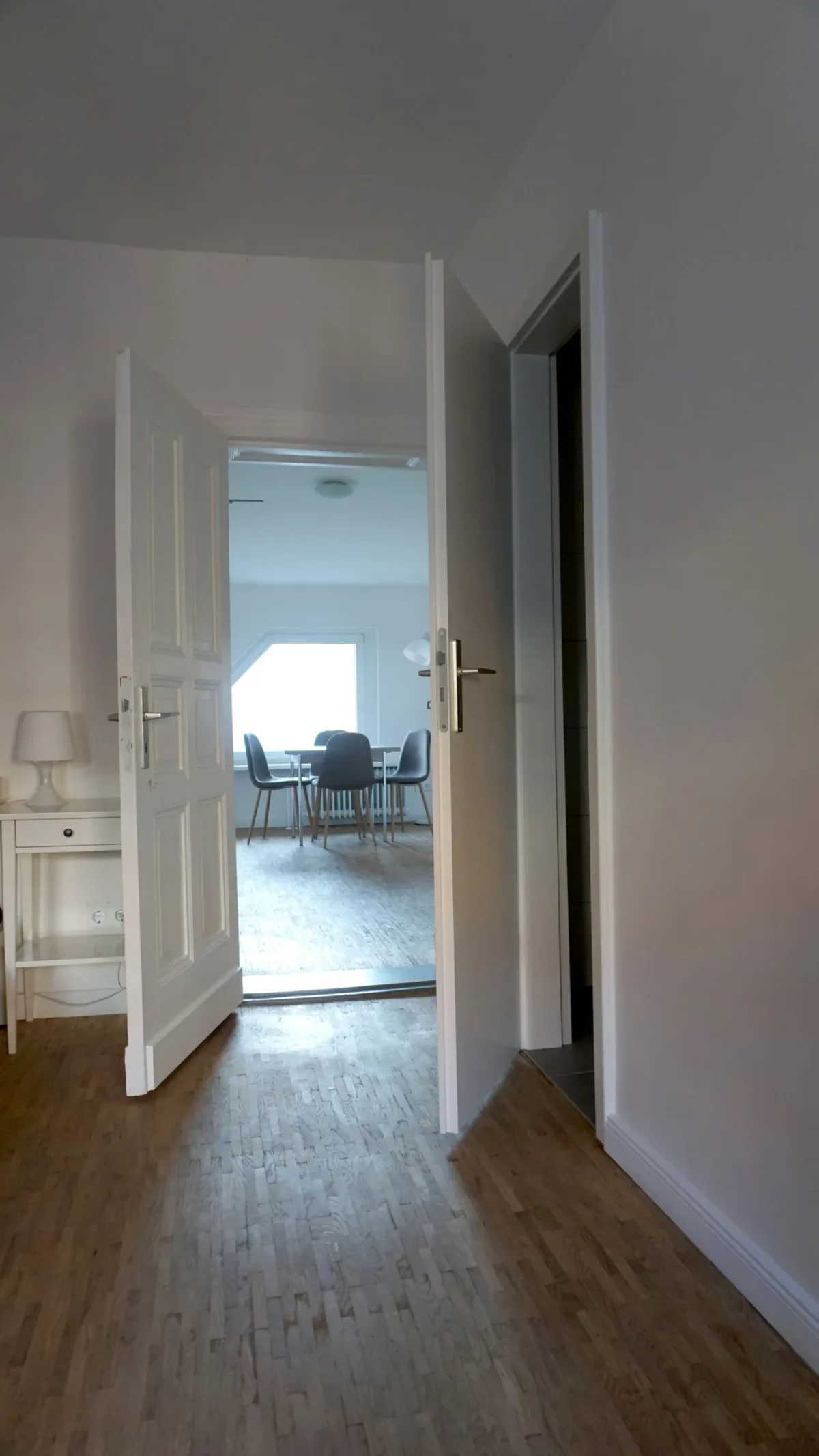 Helles 1-Zimmer-Apartment mit Wohnküche und Blick in den begrünten Innenhof · Bild 6
