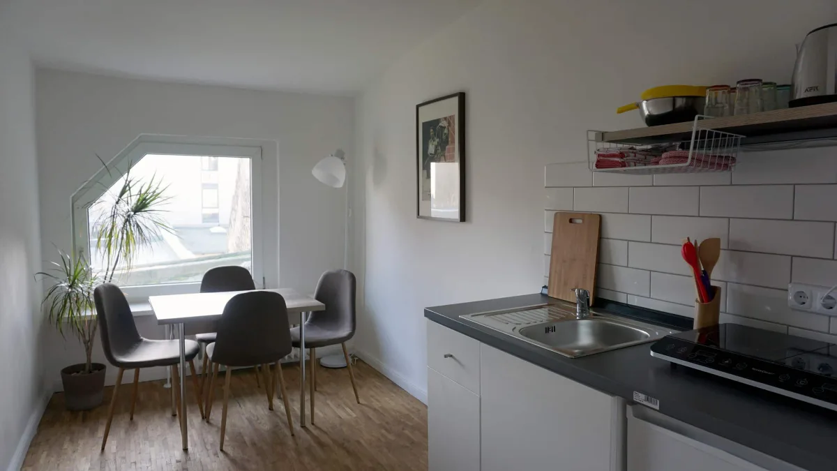 Helles 1-Zimmer-Apartment mit Wohnküche und Blick in den begrünten Innenhof · Bild 1