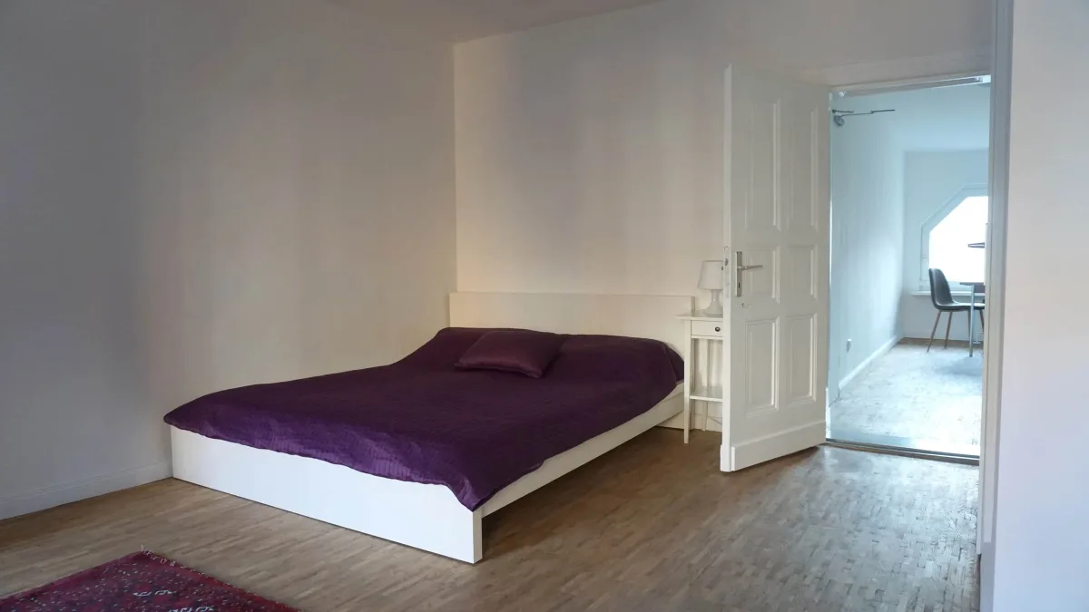 Helles 1-Zimmer-Apartment mit Wohnküche und Blick in den begrünten Innenhof · Bild 8